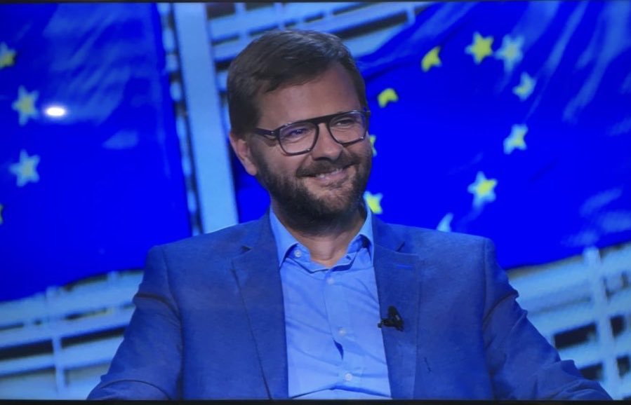 Retrouvez-moi dans l’émission <a href="/lafautealeurope/">La faute à l'Europe?</a> ce week-end sur <a href="/franceinfoplus/">franceinfoplus</a> (canal 27), samedi à 12h10 et 17h10 et dimanche à 15h10 et 19h20 avec <a href="/YANoghes/">Yann-Antony Noghès</a>, <a href="/quatremer/">Jean Quatremer</a> et <a href="/klandaburu/">kattalin landaburu</a>. Échanges sur l’arrivée de N. Loiseau au Parlement européen et sur le budget de la zone euro.