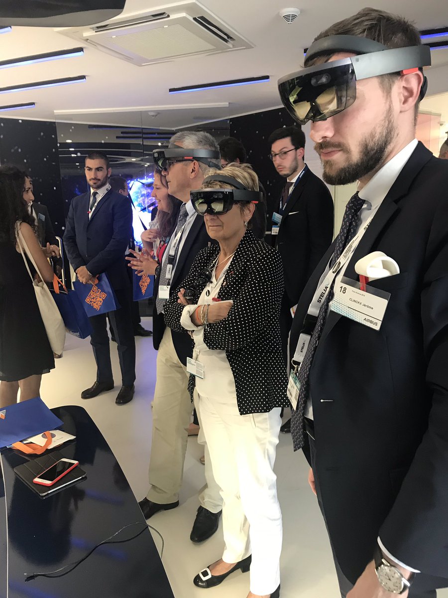 josypoueyto's tweet image. Belle journée, hier, au Salon du Bourget chez #Aeroprotec avec Thierry Haure-Mirande ou l’équipe de #Roxel avec Stéphane Catreveaux. Découvertes technologiques aussi chez Airbus ou Dassault. Grosse journée !