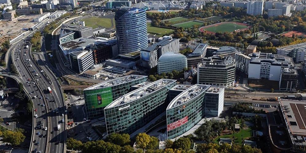 FrancisRiether's tweet photo. #SuccessStory Le premier réseau urbain intelligent de production et de distribution d’électricité #IssyGrid est un véritable succès 💪🏼 Ce projet a permis à près de 2 000 logements et à 160 000m² de bureaux d’être autonomes en énergie #SmartGrids 🌞 https://t.co/7NUm6IiFK3 https://t.co/UxG2fJ8GZL