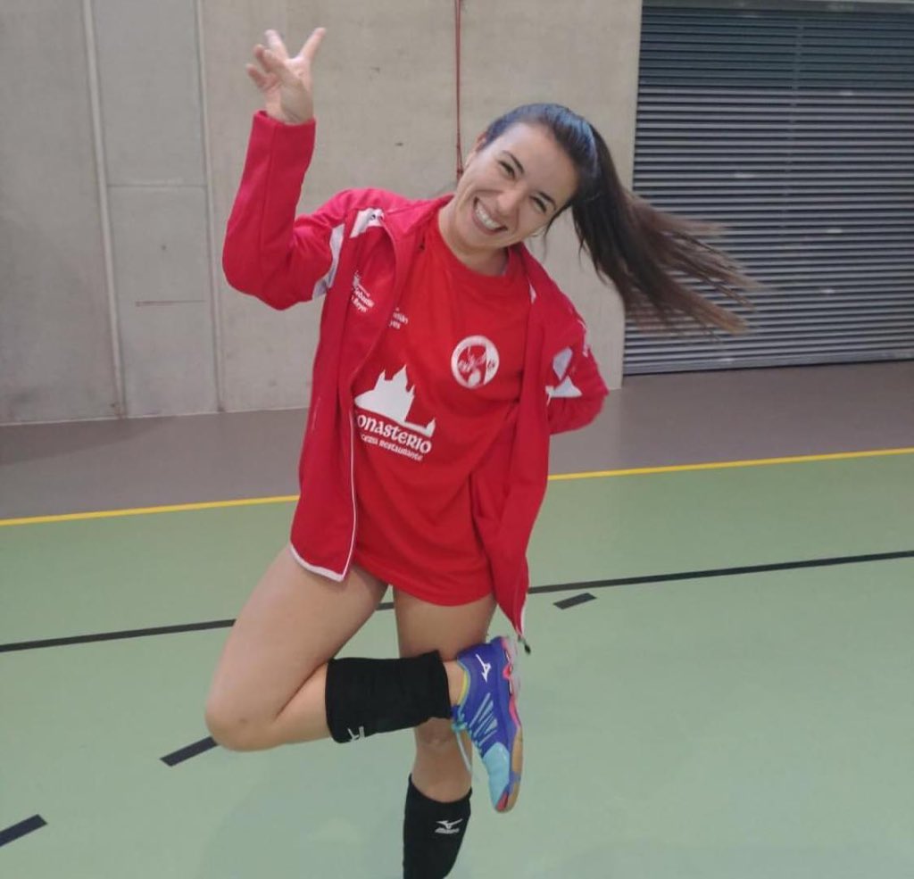voleysanse's tweet photo. 💪🏻Significa otro gran ejemplo al que deben aspirar todas las pequeñas #CVSansers

GRACIAS Aroa #7 😘!!

#gracias #colocadora #deditosdeoro  #cvsentimientodepertenencia #hastaelfinalsansebastian #cvsyotequiero https://t.co/yYSO3IYYrH