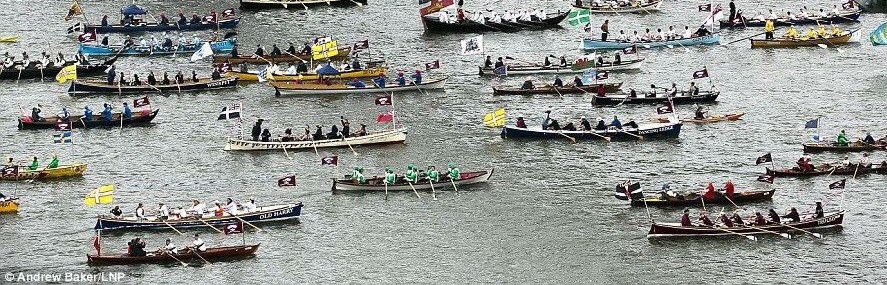 TTRALondon's tweet photo. Next up for our TTRA members is the #TudorPull on Sat June 29th from @HamptonCourtHfd to the @TowerOfLondon keeping the @riverthamesUK history alive using #OarPower watch out for us all along the banks of the Thames https://t.co/iULdvOm1cT