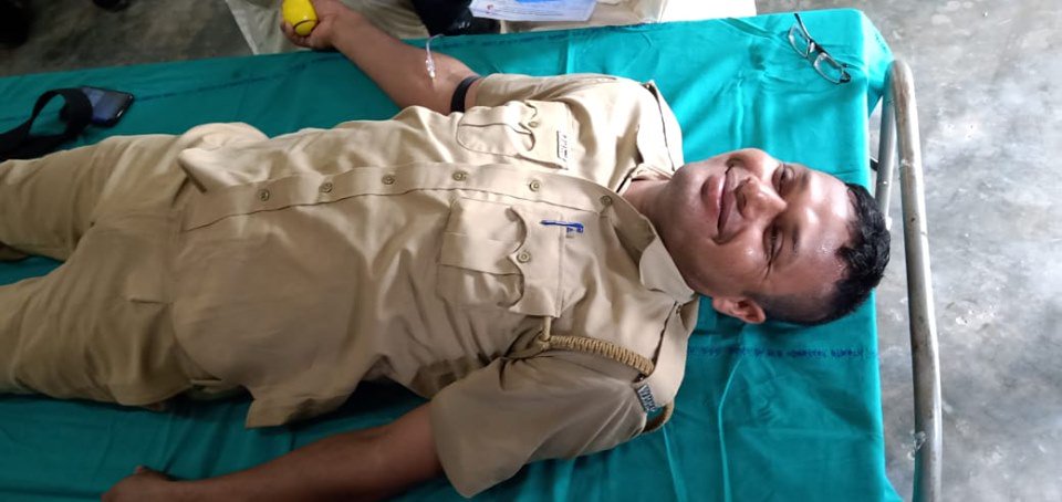 WBPolice's tweet photo. #BloodDonationCamp was organised by Katwa GRPS under #HowrahGRP at Katwa Raiway https://t.co/L4t2wf8rrC 45 Units of Blood donated by Police personnel. 
#DonateBloodSaveLives 
#UTSARGA https://t.co/KiKOkdlnB9