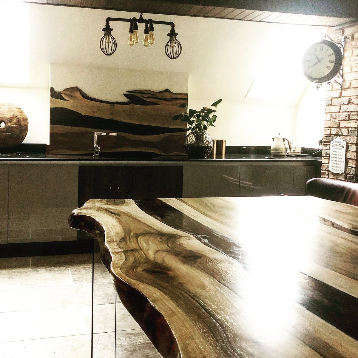 EarthyTimber's tweet photo. Refined Rawness. wild &amp; earthy walnut table &amp; complementing wall feature, tree #bark &amp; voids subtly enhanced with clear resin 

https://t.co/SnUhAYipmU

#earthy #earthydesign #earthyfurniture #earthymaterials @EarthyTimber @Timberdeal https://t.co/nhzGIiUh9D