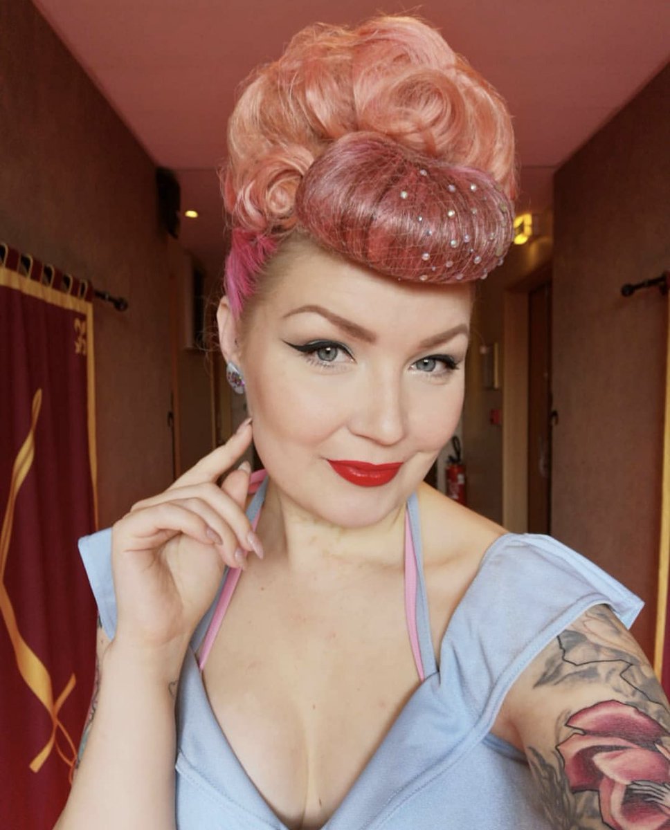 Her hair is so beautiful! ✨💞
📸 diablorose 
#vintage #vintagehair #retro #pinup #fifties #vintagegirl