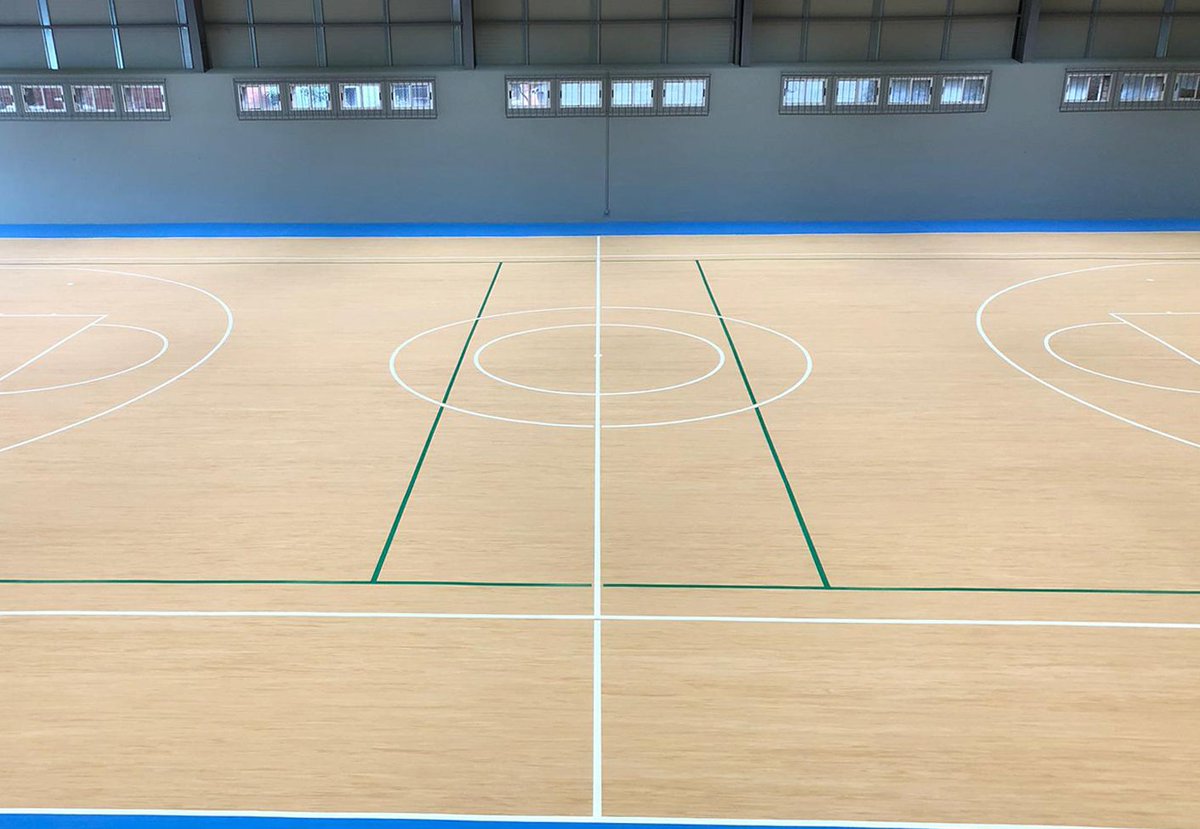 mondoiberica's tweet photo. Del hormigón a un pavimento deportivo de caucho de Mondo: así es el nuevo aspecto del pabellón municipal de #Rodeiro (#Pontevedra). La superficie #Mondoflex 2,5 con subbase #Everlay 4,7 cuenta con el marcado para varios deportes... y para #tamburello. https://t.co/0kySEZNTm6 https://t.co/aw0fzBs2lg
