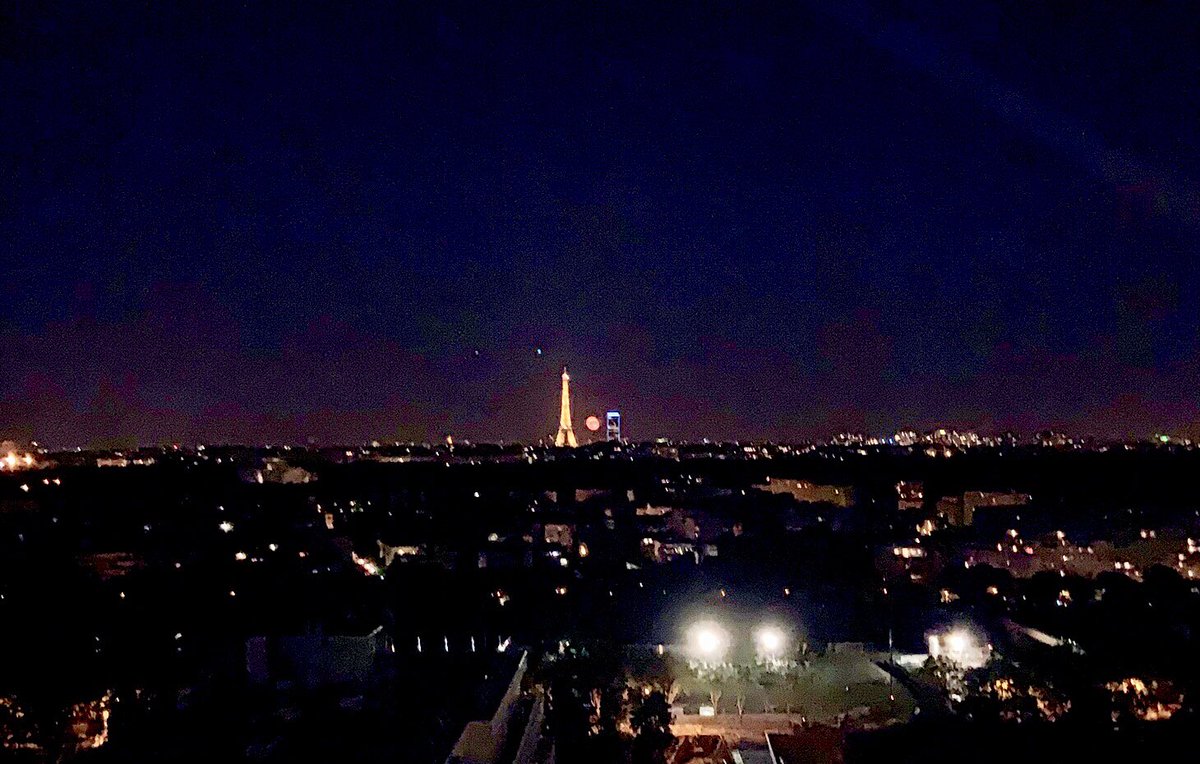 Filibegirl's tweet photo. #Paris by night; few hours later the moon between Eiffel Tower and Montparnasse Tower.... magnifique, romantique 😃 ça vous donne des idées 😉 https://t.co/eD9s6WBawH