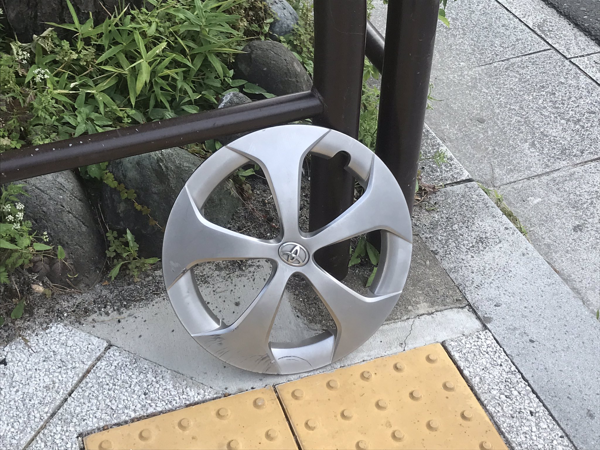 あきばっくす 外れたホイールキャップの路肩への放置な ホントなんとかしてほしい T Co C1kia02via Twitter