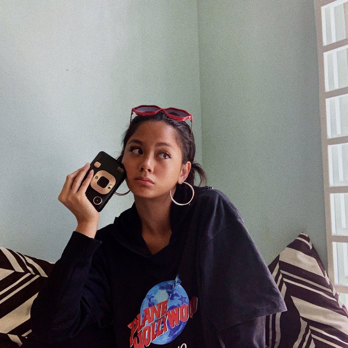 ylonuhhh's tweet photo. Joining the @teaminstaxph fambam with the new instax Mini LiPlay (Live Life + Play)! This hybrid camera lets you check your shooting image, serves as a smartphone printer, has remote shooting, AND you can also add sound to your #instaxmemory! How cool is that? https://t.co/8ZoYiNgAX4