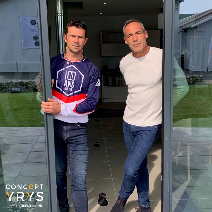 ConceptYRYS's tweet photo. #100ansHEXAOM À l'occasion des 100 ans du @Groupe_HEXAOM, le @ConceptYRYS a accueilli des visiteurs pas comme les autres : @ExploreMikeHorn et @cyrildespres !
Enthousiastes et amusés, ils ont pu visiter la #maison du #futur et découvrir les #Innovations  qui la composent ! https://t.co/yIvdGH7vVo