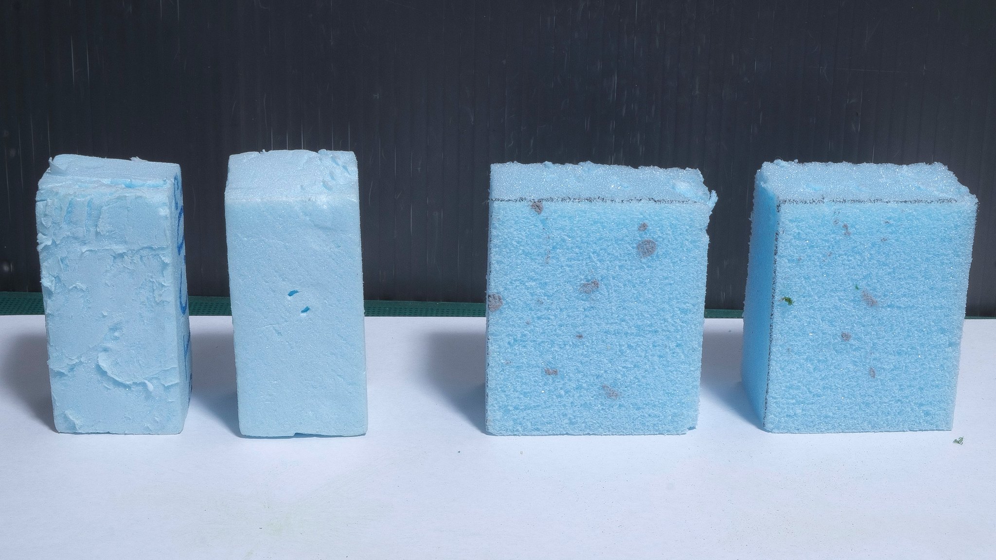 Mars3955 山のベースを作るのに使ったスタイロフォーム の残骸です 笑 色々なサイズがあるので丁度良いものを選んで使います 形はカッターや粗目の金属ヤスリで整えました ケガに注意 接着はスチロールのりを使いました 木工用ボンドをそのままや水