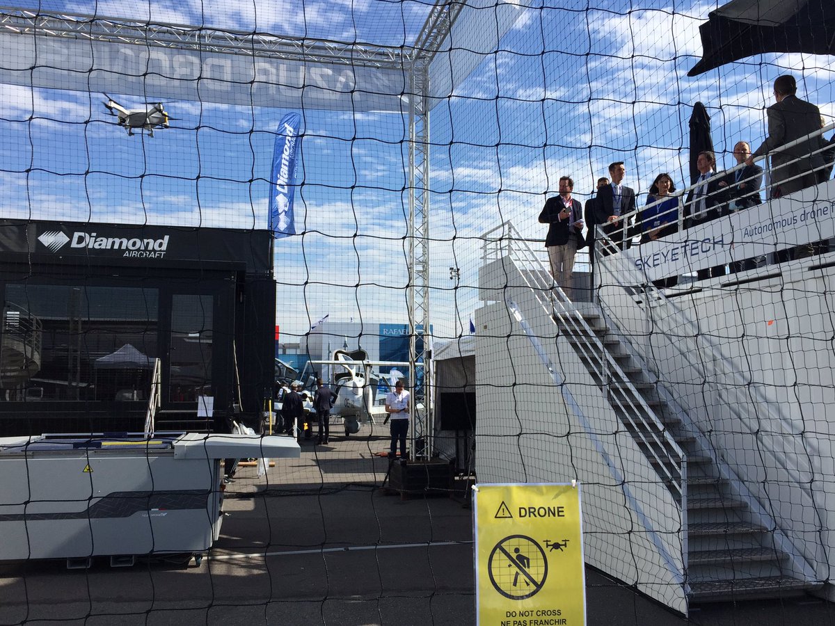 Bdx_Technowest's tweet photo. Démonstration du #drone #Skeyetech d’@AzurDrones au salon du #Bourget 🛫
#securite #surveillance #PAS2019 https://t.co/o7KRxQHCSW