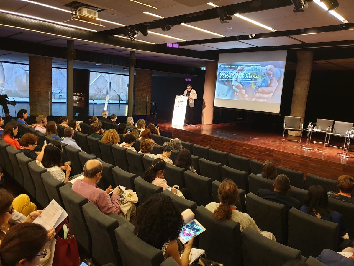 Empieza la primera jornada del <a href="/CongresoOdela/">Congreso Odela</a> en <a href="/LaPedrera_BCN/">La Pedrera-Casa Milà</a> con la conferencia inaugural de <a href="/JosepPituRoca/">Josep Roca Fontané</a> "Geografía física y geografía humana. Sobre #gastronomía i #sostenibilidad"

#CongresoOdela