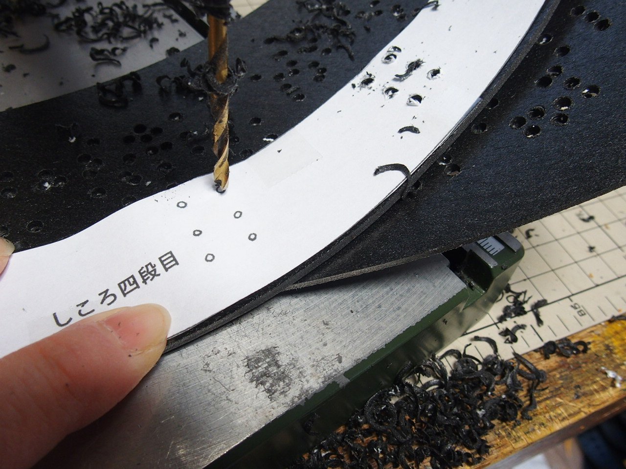 自作甲冑クラブしげ部 甲冑キット とは では具体的な作業は 1 型紙調整 しなくても可 2 プラスチックをカッターで切る 3 穴を開ける 量産するならボール盤は神 一人ならベルトの穴あけ器で 4 紐を通す 5 布が必要な箇所は縫う ふふふ 自作甲冑クラブしげ部 甲冑キット とは では具体的な作業は 1 型紙調整 しなくても可 2 プラスチックをカッターで切る 3 穴を開ける 量産するならボール盤は神 一人ならベルトの穴あけ器で 4 紐を通す 5 布が必要な箇所は縫う ふふふ