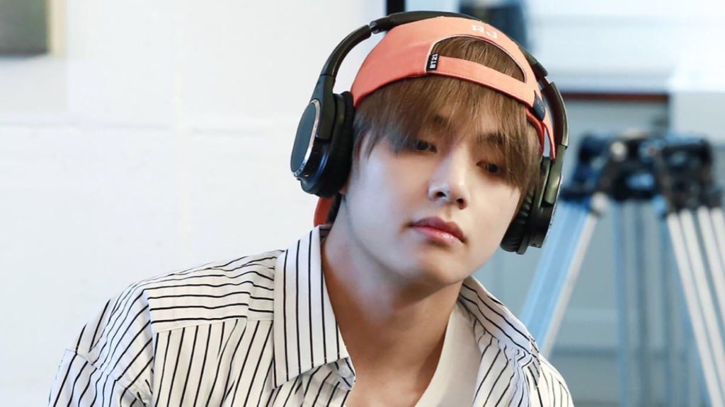Excuse me but Jeon Jungkook got to see this face every morning he wakes up, got to boop that mole in his nose & got to give those lips some kith! Yeah, that’s how lucky Jeon Jungkook is!  #taehyung  #jungkook  #taekook 
