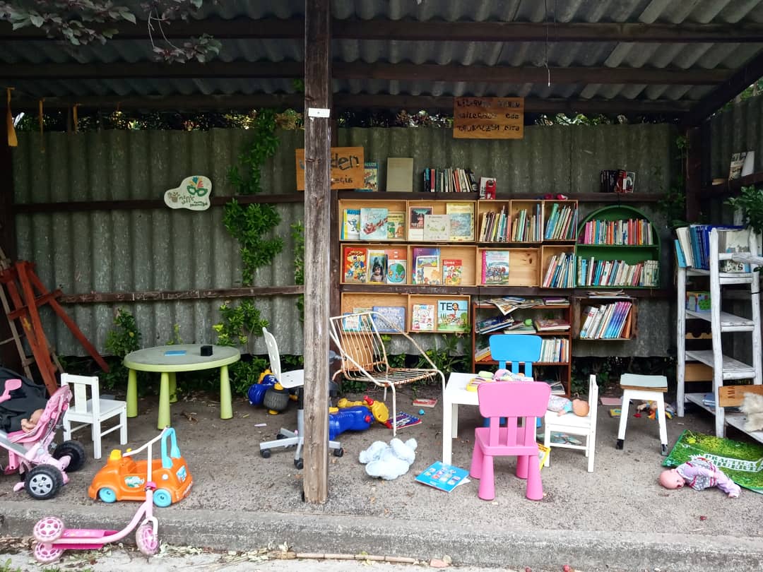 UliakoMintegiak's tweet photo. ¡Vamos allá!
Hoy amanece la #biblioteca del parque con esta apariencia. Lo que es recogidito, poco, ¿verdad?
Vamos a pensar en una frase bonita para que lo dejemos igual que lo encontramos, es decir, recogido. ¿Os parece? ¿Alguna idea? 🤔
#braindstorming #lluviadeideas https://t.co/SMFmf4E01E