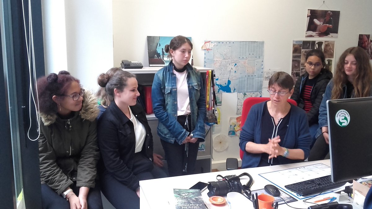 Clemi_rennes's tweet photo. Au coeur de la rédaction @TelegVannes, les lauréats découvrent la fabrique de l'#info : #enquête #photo #Web #ecriture  #video : 5 ateliers pour un parcours #EducMediasInfo  👍 https://t.co/RsVaKaBXsD