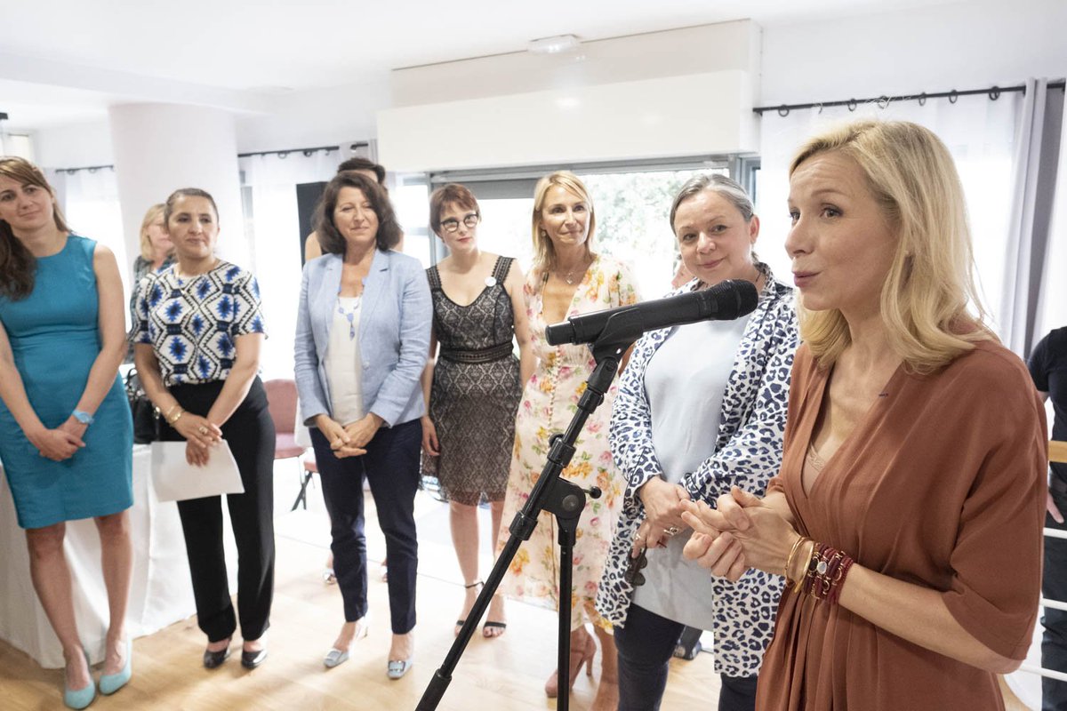 agnesbuzyn's tweet photo. J'étais hier soir à la #MaisonRose de Paris, un lieu d'entraide et de réconfort pour les femmes atteintes de cancers. 

Chères @LisRaoux et @celine_dupre, merci pour votre accueil et votre engagement depuis tant d'années.

Longue vie à la #MaisonRose ! https://t.co/upnzyUWxuO