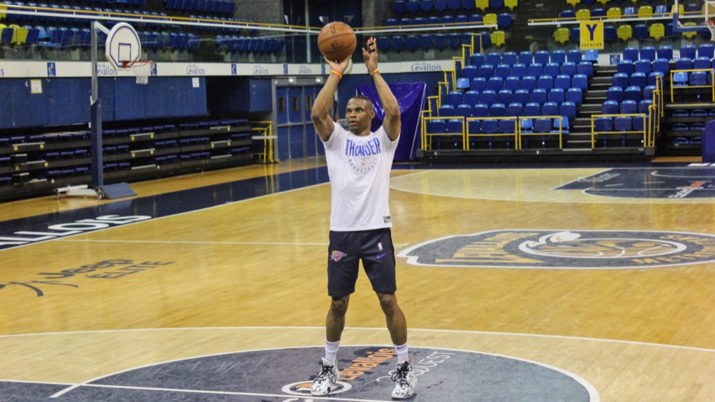 Metropolitans92's tweet photo. ⚡️⚡️ #shootingsession pour @russwest44 ce matin au Palais des sports Marcel-Cerdan 🔥💪

#training #nbaplayer #nba #russellwestbrook #workhard #nicemeet #basketball #whyot https://t.co/AhOJurMz7u