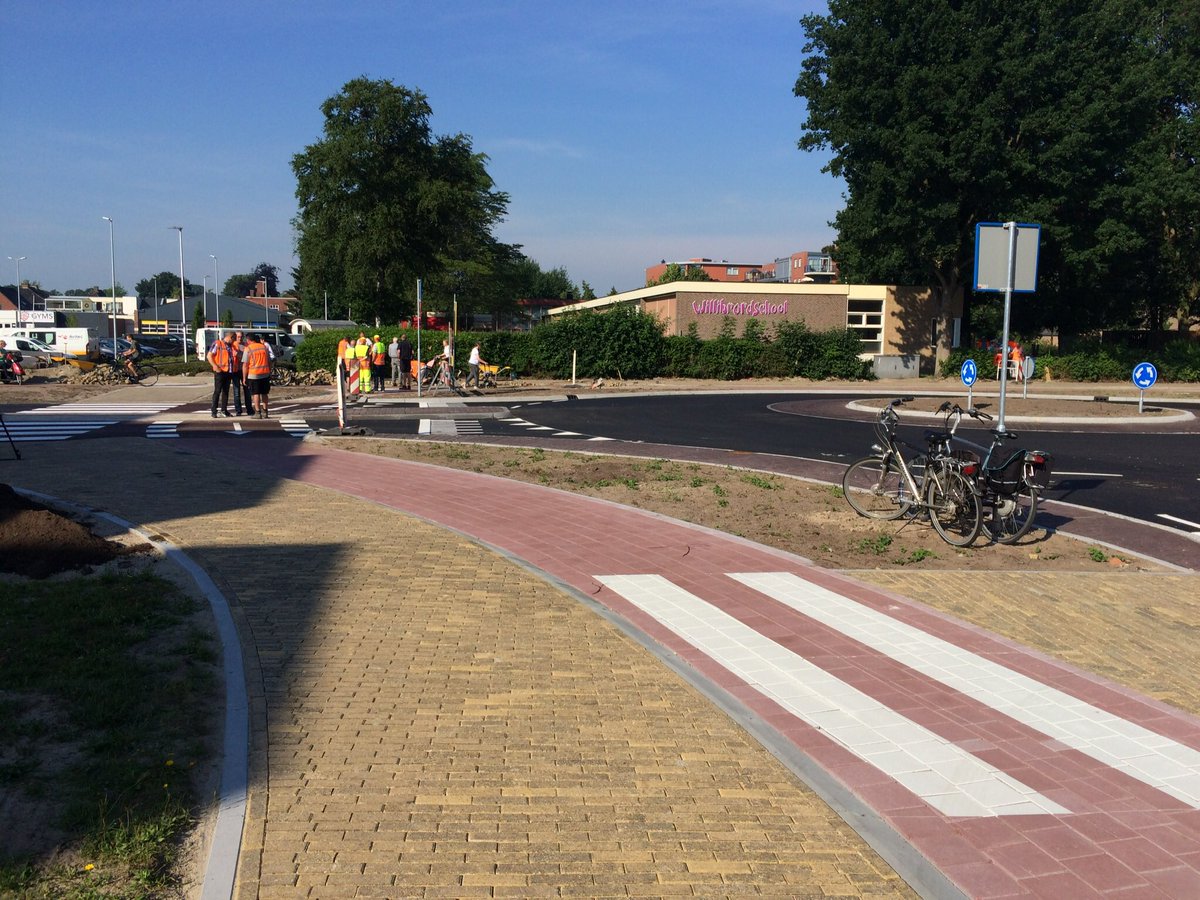 LokaalBetrokken's tweet photo. Vanmorgen om 09.00 uur heeft wethouder Brongers de nieuwe rotonde aan de Continentenlaan/Aziëlaan/Esperantolaan geopend. Ze deed dit in samenwerking met Veilig Verkeer Nederland en kinderen van een nabij gelegen basisschool. https://t.co/bGaBNKDmn2