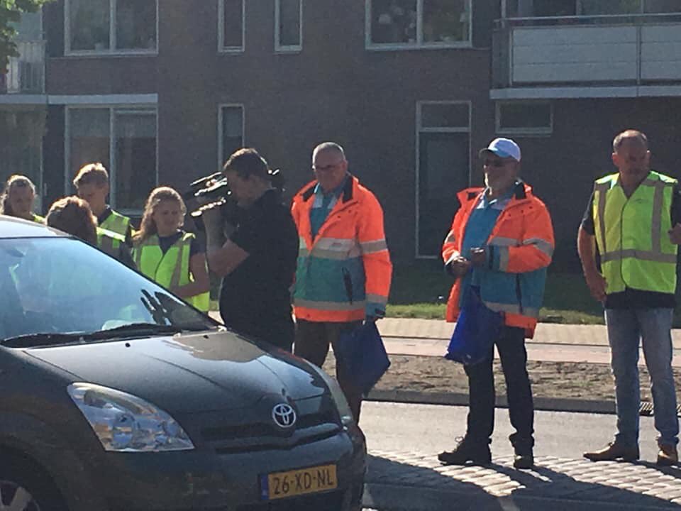 LokaalBetrokken's tweet photo. Vanmorgen om 09.00 uur heeft wethouder Brongers de nieuwe rotonde aan de Continentenlaan/Aziëlaan/Esperantolaan geopend. Ze deed dit in samenwerking met Veilig Verkeer Nederland en kinderen van een nabij gelegen basisschool. https://t.co/bGaBNKDmn2