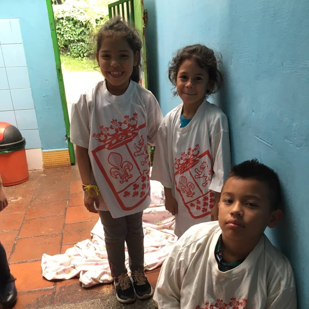 TrinityCollege1's tweet photo. La familia De la fuente de Trinity College #Boadilla ha hecho llegar material y ropa donada por nuestra institución a una escuela de refugiados nicaragüenses en Escaz��, Costa Rica. 👕📒📕📗 #voluntariado #TrinitySolidario
¡Gracias por vuestra gran labor!
#WeAreTrinityCollege 🦁 https://t.co/b53JLBqop0