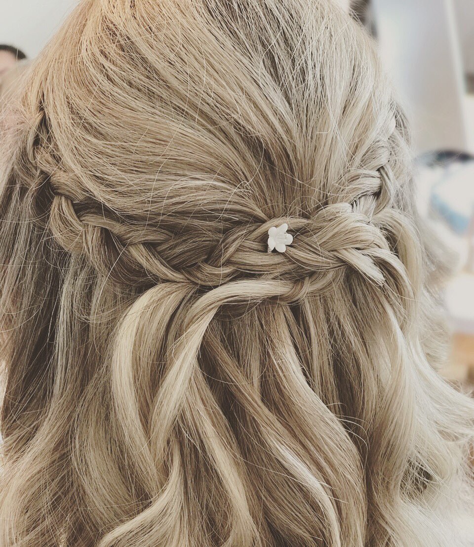 halamsalon1's tweet photo. Bridesmaid Hair ✨Using @CloudNineC9 Styling tools &amp; @WellaPro Styling products.
#halamsalon #derbyshire #wedding #derbyshirewedding #weddinghair #weddinghairstyles #bridalhairinspo #bridesmaidhairinspo #wavyhair #plaits #bridesmaids #bridesmaidhair #weddinghairstylist https://t.co/JJ9SDnPNde
