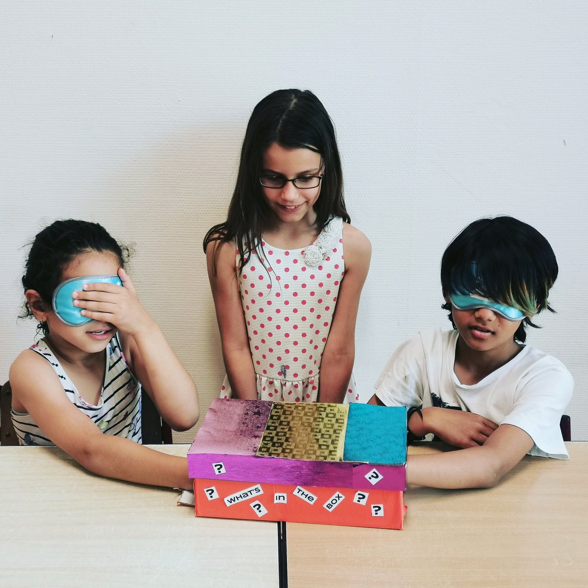 De vloggers van de Buikslotermeerschool hebben gisteren de What's in the box - challenge gedaan. Zou jij je hand erin durven steken?