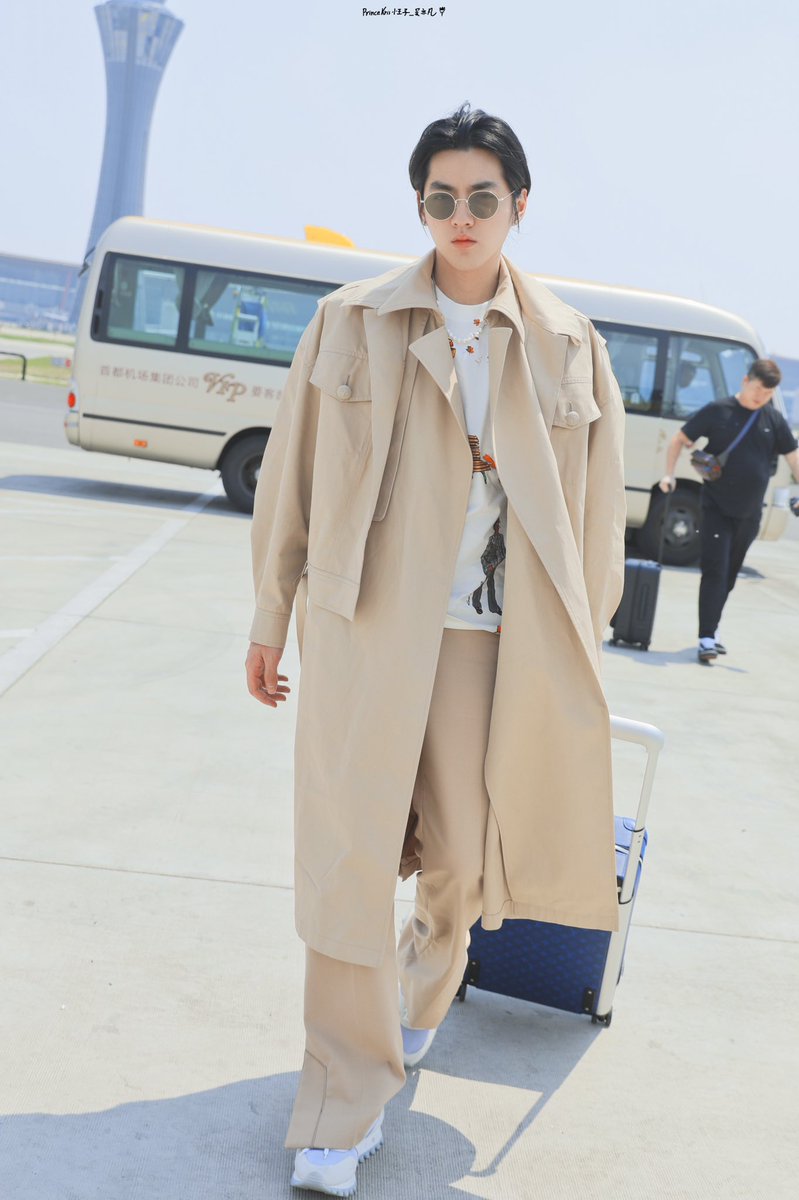 PrinceKris1106's tweet photo. 20190619 
@KrisWu PEK/CGD✈️

#KrisWu #WuYiFan https://t.co/GjB39i3rqf