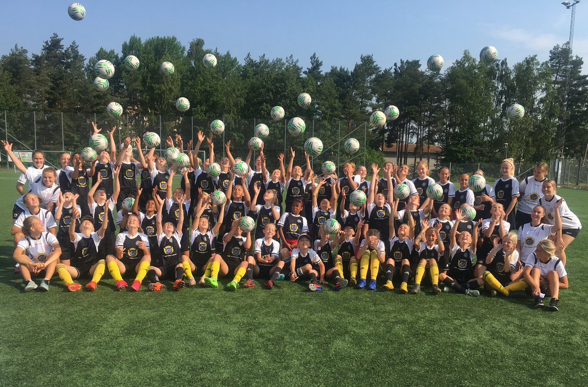 uppsalafotboll's tweet photo. Idag kör vi sista dagen på årets första HSB-Camp på Sävja IP! Det har varit några fantastiska dagar där den här härliga gruppen av tjejer har kämpat gärnet i det strålande solskenet, nu avslutar vi campet på bästa sätt innan vi firar midsommar på fredag! ☀️⚽️
#hsbcamp https://t.co/U66LFNI0Ev