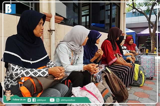 BKNgoid's tweet photo. Di balik sukses ank, ada peran ortu. Mimin temui mrka yg sdg memanjat doa berharap cemas menanti hasil tes #SekDin2019, mereka rela menanti sembari berdzikir di Masjid Al Khidmah BKN. Apa aja nih yg #SobatBKN sdh  lakukan untuk Ibu?

#BKNSemangatUntukNegeri
#ReformasiBirokrasiBKN https://t.co/a36dWyrZd4