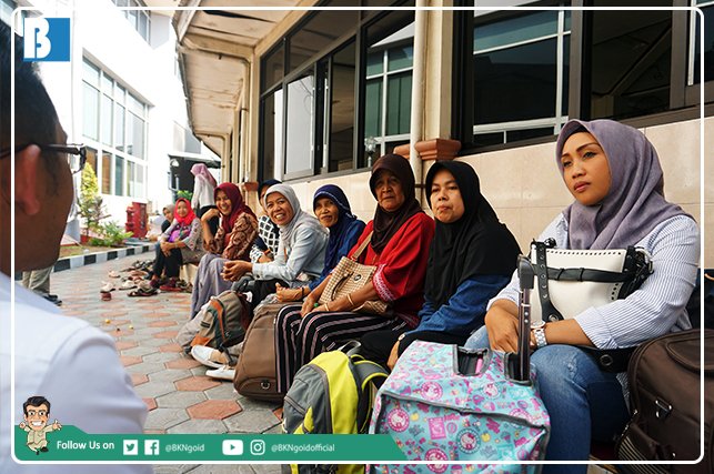 BKNgoid's tweet photo. Di balik sukses ank, ada peran ortu. Mimin temui mrka yg sdg memanjat doa berharap cemas menanti hasil tes #SekDin2019, mereka rela menanti sembari berdzikir di Masjid Al Khidmah BKN. Apa aja nih yg #SobatBKN sdh  lakukan untuk Ibu?

#BKNSemangatUntukNegeri
#ReformasiBirokrasiBKN https://t.co/a36dWyrZd4