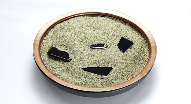 #NewsduJour Komoru bloque les ondes électromagnétiques de votre smartphone pour vous aider à déconnecter via lesclesdedemain.lemonde.fr/societe/komoru… #design #smartphone #ondes #électromagnétique