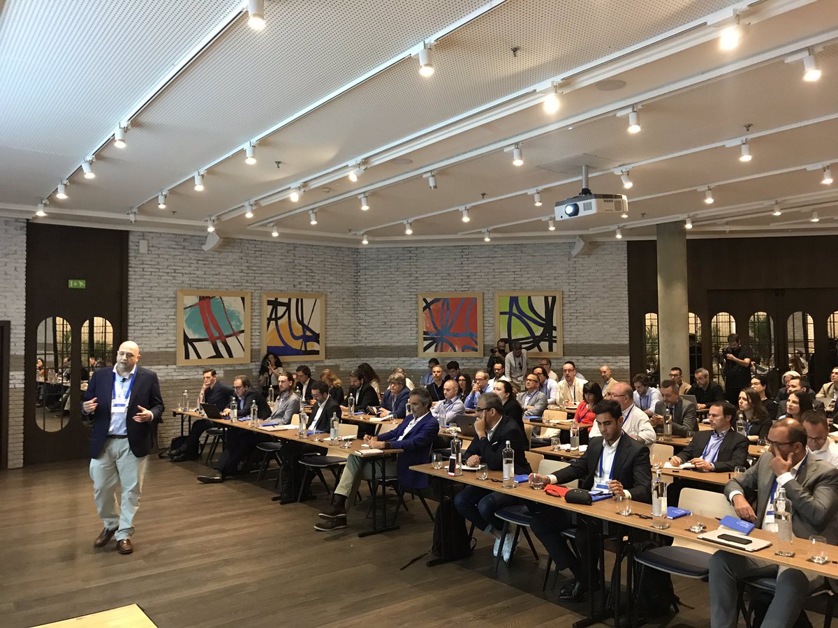 "Los tiempos han cambiado" Empieza la ponencia sobre los nuevos modelos de venta de <a href="/Dagalco/">David Galve Cortada</a> en el #SocialSellingDay