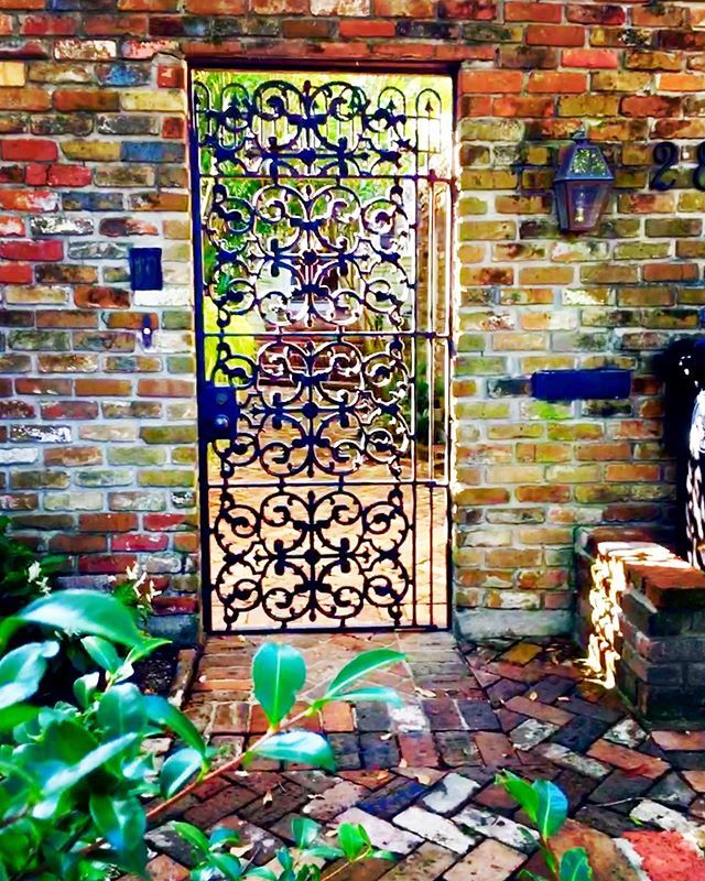 #neworleans #gardendistrictnola #nola #architecture #nolaarchitecture #garden #gates bit.ly/2Fkzkpn