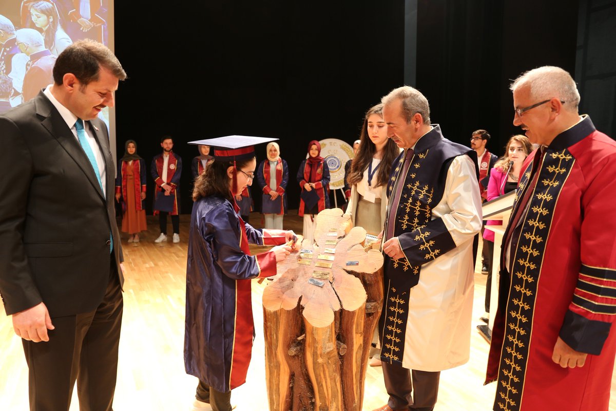 1- Eğitim Fakültesi Mezuniyet Töreni Valimiz Salih Ayhan, Rektörümüz Prof. Dr. Alim Yıldız, fakülte dekanları, akademisyenler ve velilerin katılımı ile gerçekleştirildi. @yildizalim1