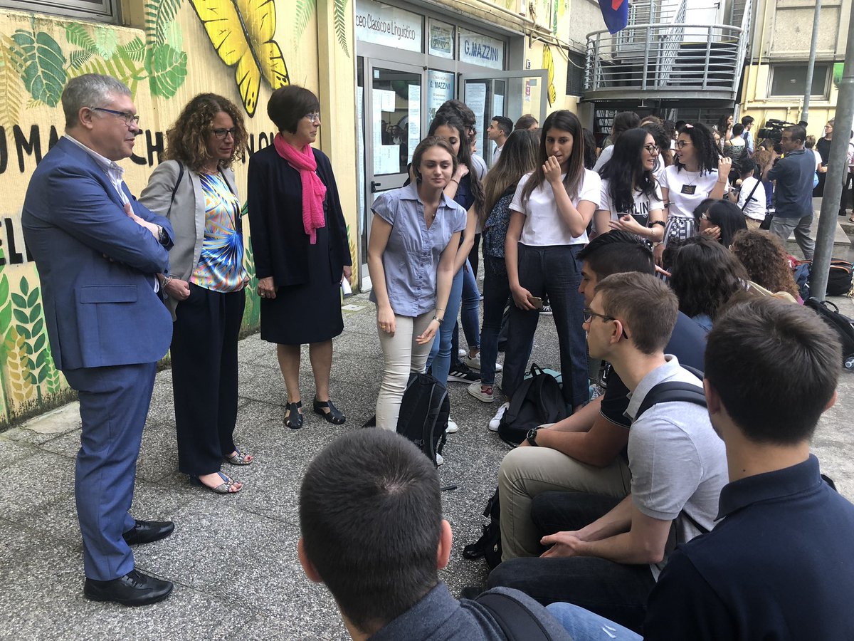 Questa mattina ho voluto portare il mio saluto al Liceo Mazzini di Sampierdarena, in occasione della prima prova dell’esame di maturità. Una della scuole più vicine a #PonteMorandi. Un grande in bocca al lupo a tutti gli studenti che sosterranno gli esami in questi giorni! ✍🏻📚