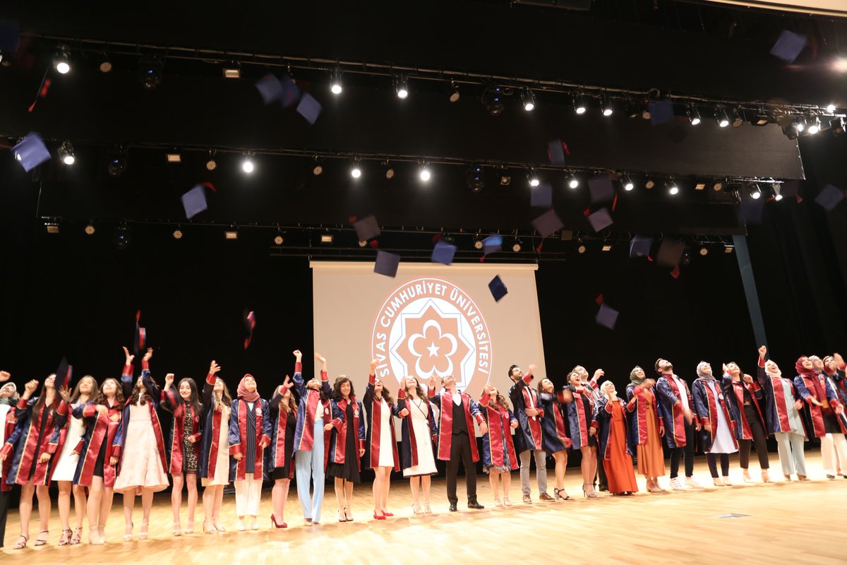 2-Gelecek nesillere bilgi ve tecrübeleri ile rehberlik edecek mezun olan genç öğretmenlerimize başarılı çalışmalar yapmaları dileklerini ileten Rektörümüz Prof. Dr. Yıldız, eğitimin ülkemizin aydınlık yarınlarının en önemli unsuru olduğunu ifade etti.
