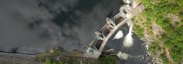 AMBERtools's tweet photo. The dam currently causes an impoundment of 4km in length and holds 1.7million cubic meters of water. Despite having a fish lift, few fish actually spawn above the dam. #AMBERstudies #letitflow https://t.co/5qWWJ95cBQ
