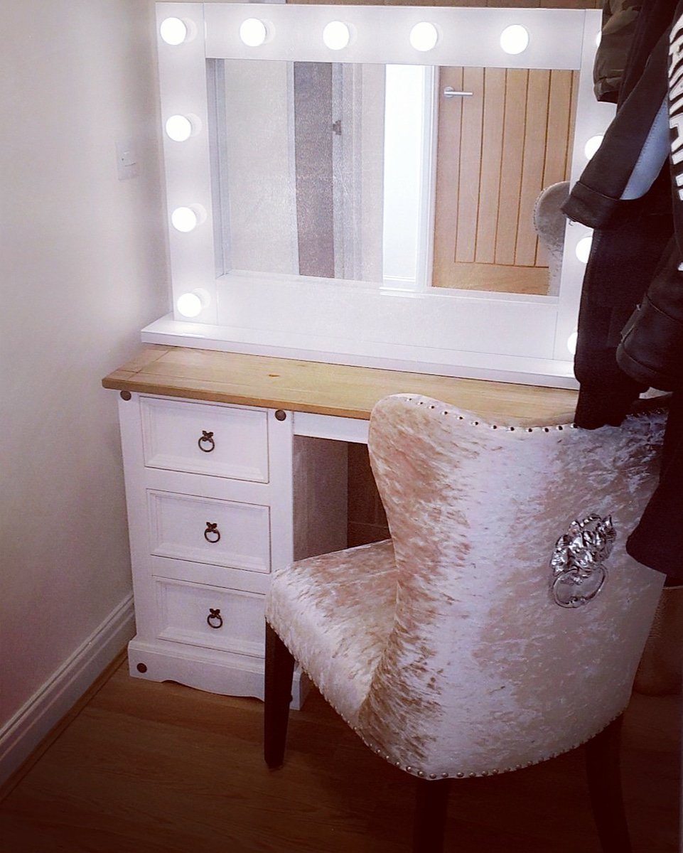 SpivsterT's tweet photo. ๐๐My dressing table is complete. Thanks to stream dad for giving up his evening yesterday to build it for me ๐๐คฉ
#StreamHouse2019 #NoGoodGaming #twitch #SpivGang #streamer #WorldofWarcraft #ClassicWoW #SpivsterTV #ProjectAscension https://t.co/dWaF5qRUtS
