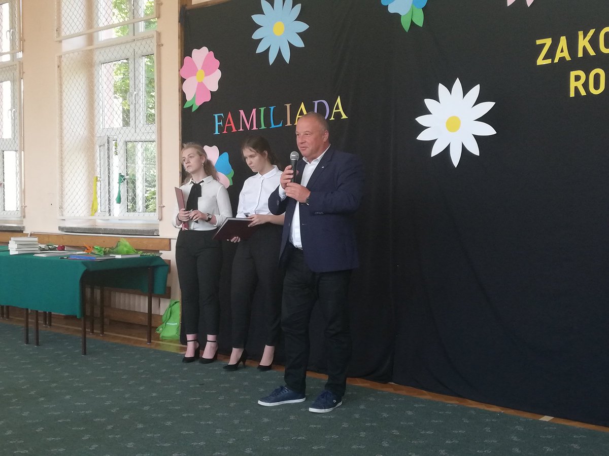 RomianowskiK's tweet image. Dziś z okazji zakończenia roku szkolnego poseł @arturszalabawka  wręczył nagrody dla uczniów z #3LO #Szczecin. Poseł jako absolwent tej szkoły wspomniał czasy swojej studniówki oraz życzył wszystkim udanego wypoczynku podczas wakacji.