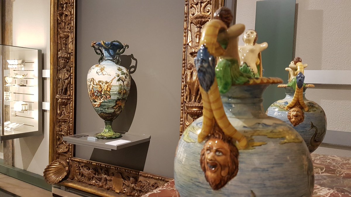 Scorci inaspettati tra cornici barocche e ceramiche ottocentesche... nella wunderkammer di Palazzo Mosca ✨ #pesaromusei