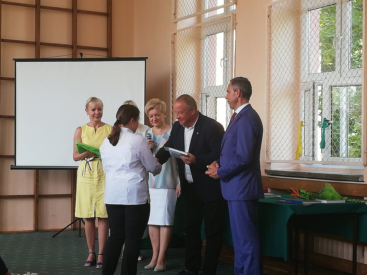 RomianowskiK's tweet image. Dziś z okazji zakończenia roku szkolnego poseł @arturszalabawka  wręczył nagrody dla uczniów z #3LO #Szczecin. Poseł jako absolwent tej szkoły wspomniał czasy swojej studniówki oraz życzył wszystkim udanego wypoczynku podczas wakacji.