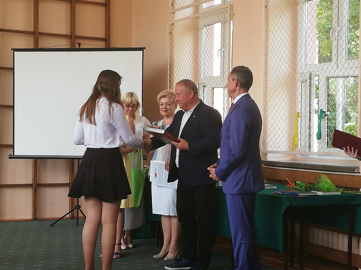 RomianowskiK's tweet image. Dziś z okazji zakończenia roku szkolnego poseł @arturszalabawka  wręczył nagrody dla uczniów z #3LO #Szczecin. Poseł jako absolwent tej szkoły wspomniał czasy swojej studniówki oraz życzył wszystkim udanego wypoczynku podczas wakacji.