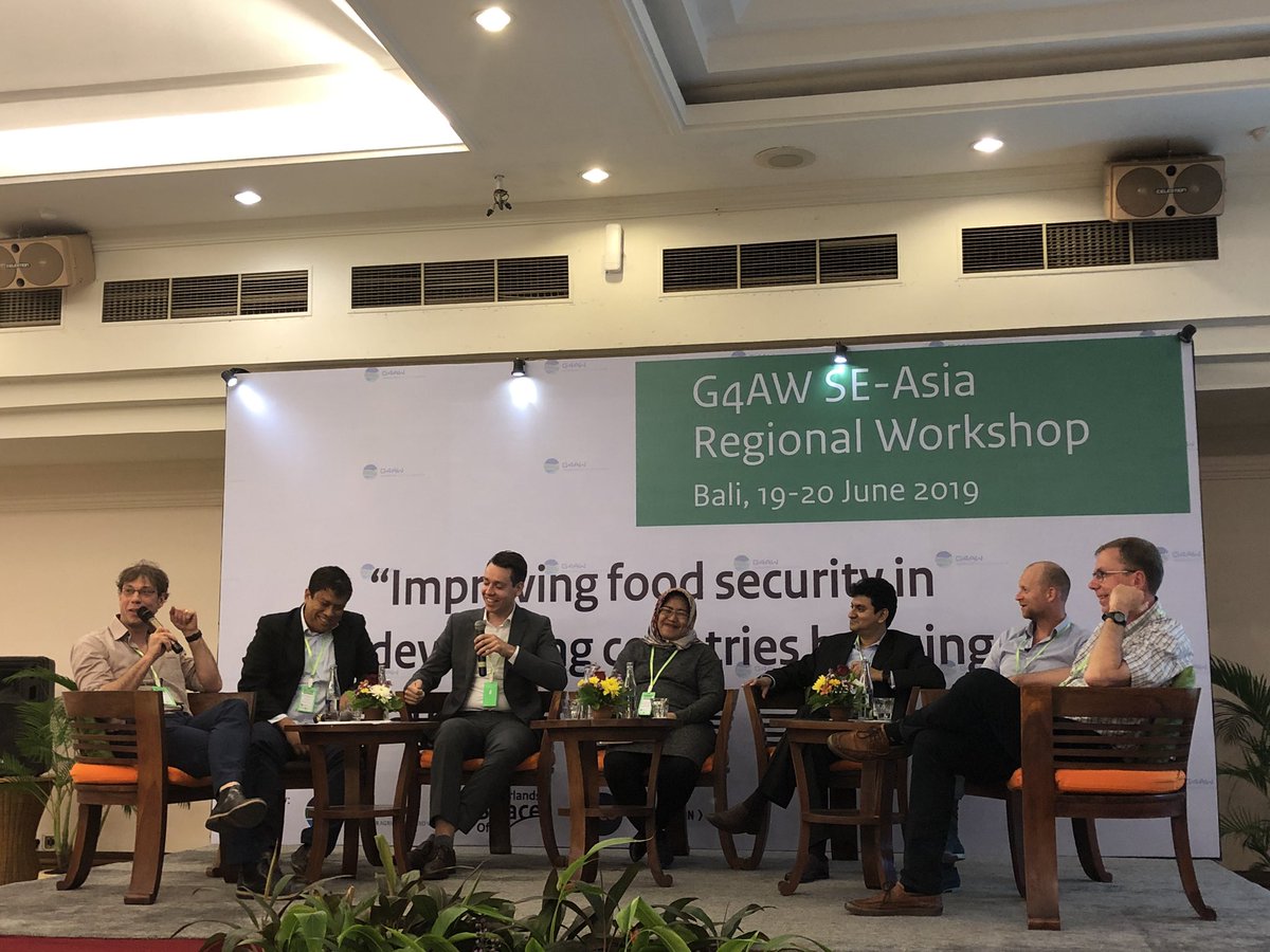 ICCO_ROSEA's tweet photo. It’s the last session of day 1 of the @NLSpaceOffice #G4AWSEA event: a panel session on the #ExitStrategy and #NextSteps for several #G4AW projects that have ended or are ending soon. #SMARTseeds #GREENcoffee #Sat4Rice #ICCO4G4AW #G4Indo #GEOPOTATO https://t.co/Bf8JYFCW5Y