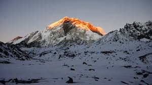 Sun rays shine over giant Everest Himalayas, Nepal!🇳🇵
#Nepal #Himalayas #trekking #Explore #topoftheworld #sunrise #adventuretravel #landscapephotography #adventurelovers #lonelyplanet #VisitNepal2020 adventurehimalayacircuit.com/everest-base-c…