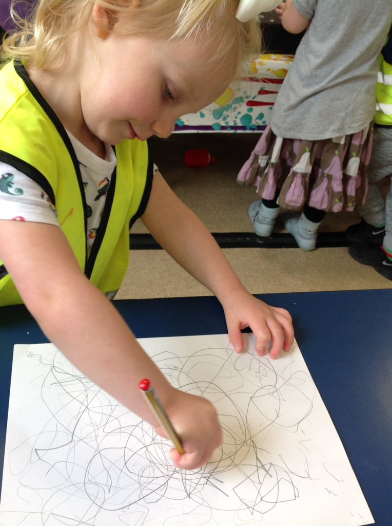 TH_Nursery1's tweet photo. Early writing and developing our fine motor skills, moulding the playdough. #THLearnN https://t.co/mw2qXVqjDc