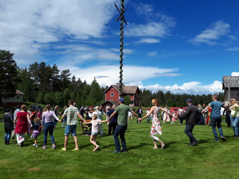 Ore_Hf's tweet photo. Fira #Midsommar på #Gammelstan !
Lördag kl. 10 #Kransbindning och lövning av majstång 
Söndag kl. 11 #Gudstjänst, cirka kl. 12 #majstångsresning
Välkommen !
https://t.co/CJata3jBEn https://t.co/G00sxHOpqz