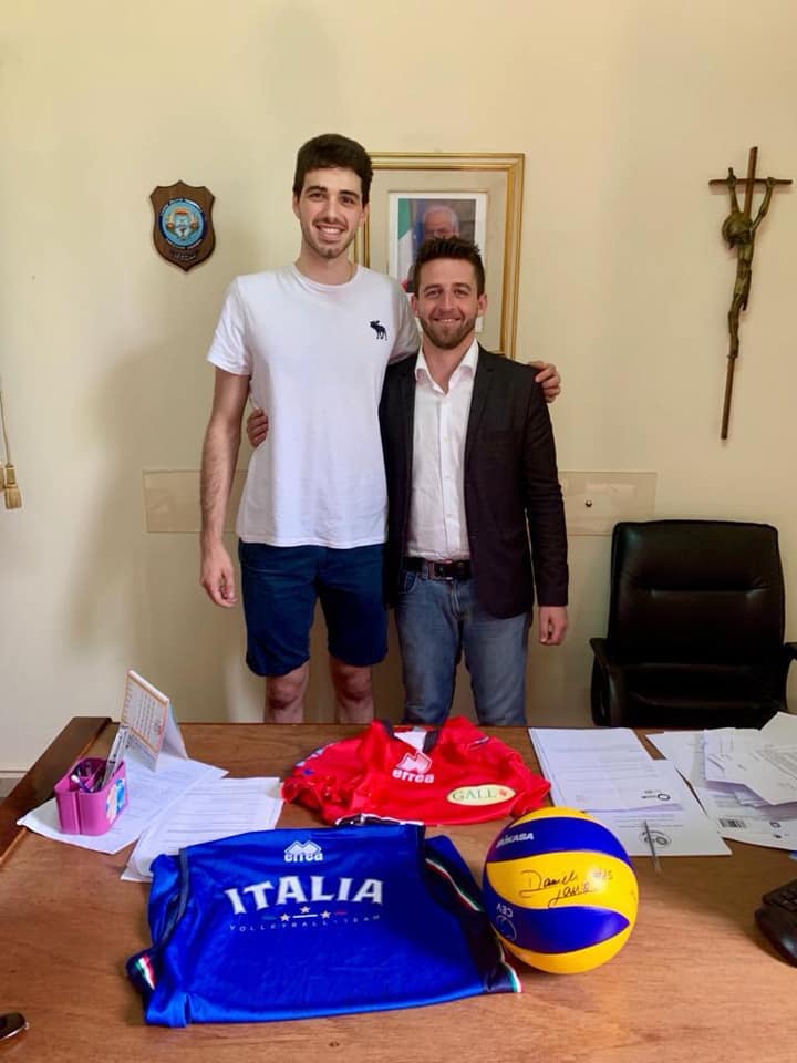 CivicaPer's tweet photo. Il Sindaco Flavio Stasi ha incontrato, in comune, Daniele Lavia, il nostro concittadino, pallavolista, convocato di recente nella nazionale maschile di Volley. Per Stasi incontrare i concittadini che portano alto il vessillo della nostra Citta è un dovere civico  #stasisindaco https://t.co/2FGANDTm3e