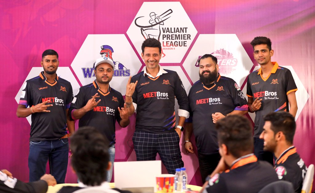 ImVipulNarigara's tweet photo. Bollywood Musician & humari #MumbaiHorses team ke owner @Mann_meetbros bhaiya ke sath @ValiantVPL players draft ke baad sath me Kapil Paaji, Brijesh or Raam.
.
.
Photo by @dpfilms_official
#VipulNarigara #MeetBrothers #manmeetsingh #MBMUSICVPL #ValiantVPL #valiantpremierleague https://t.co/VHMZRuxZtc
