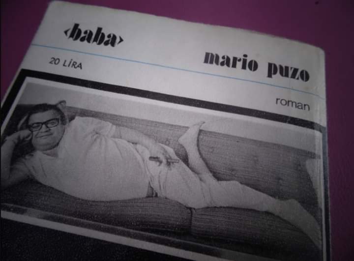 baba'nin ilk baskılarından birini buldum. arka kapakta mario puzo'nun poza bak, zeki müren gibi uzanmış. "canım sicilya'ma saygımla geldim."